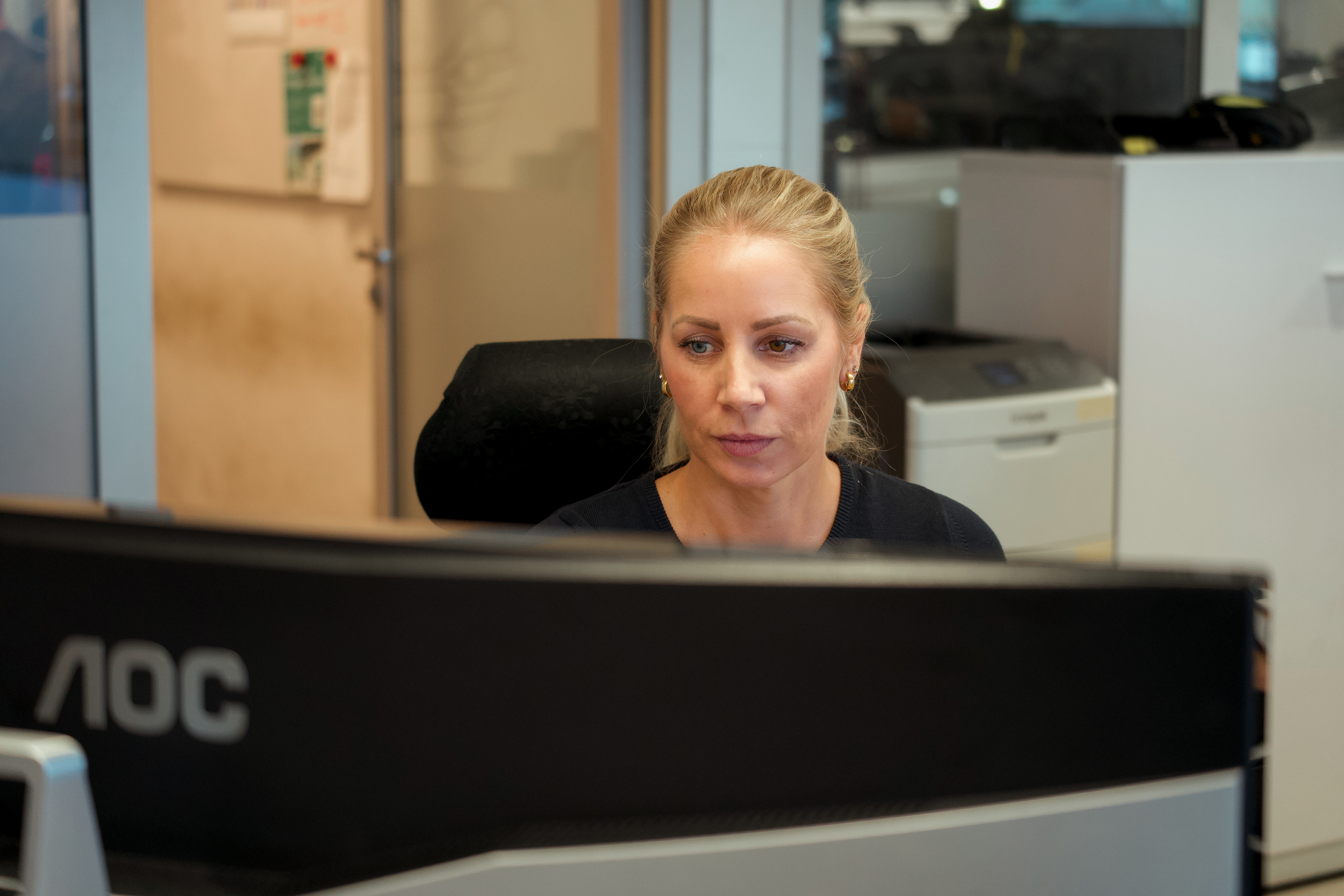 Kvinner som sitter ved pc på kontor