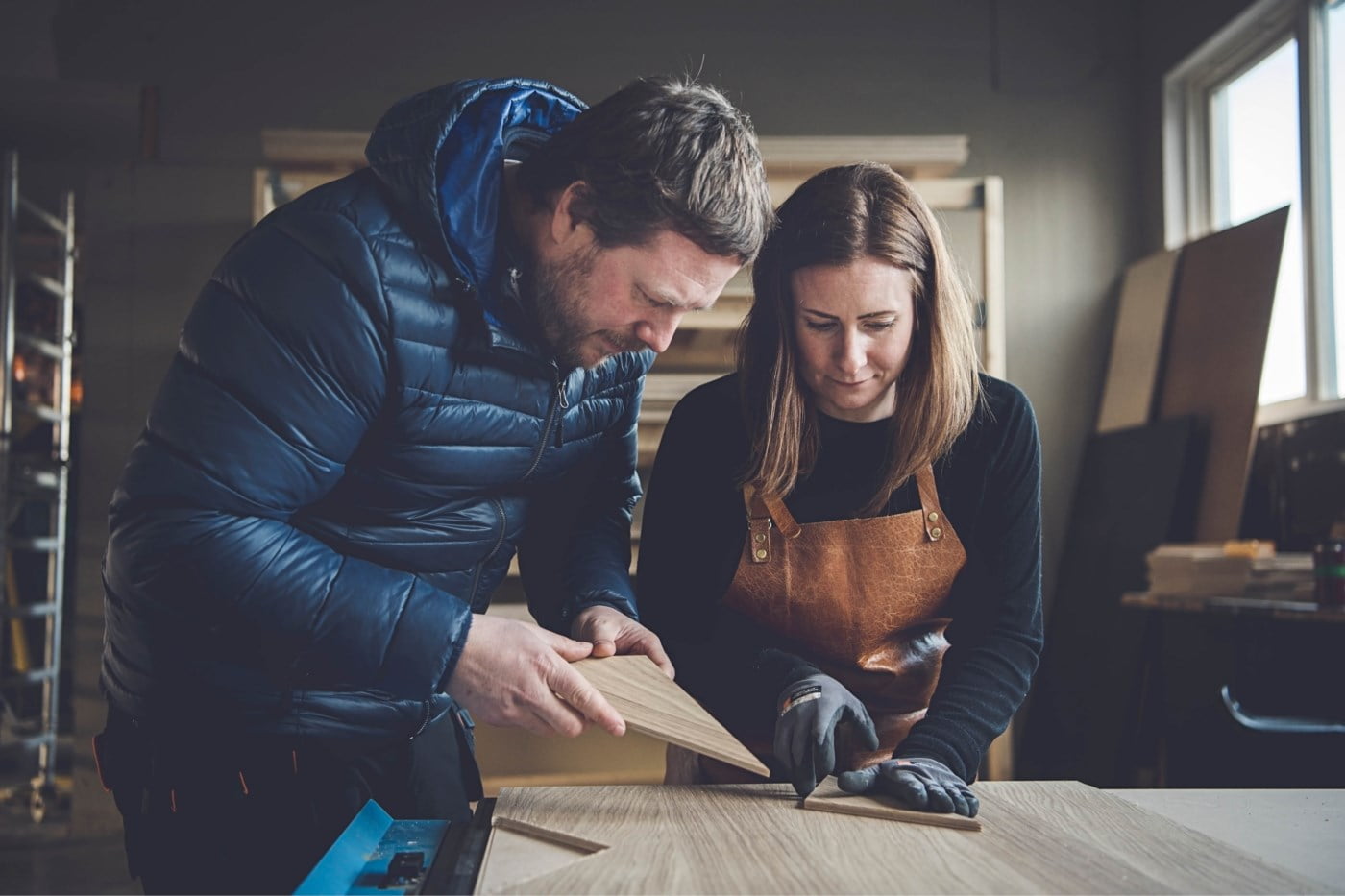 To ansatte i bedriften Trewerk jobber ved et bord