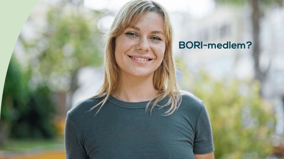 Dame smiler og ser i kamera. BORI-medlem?