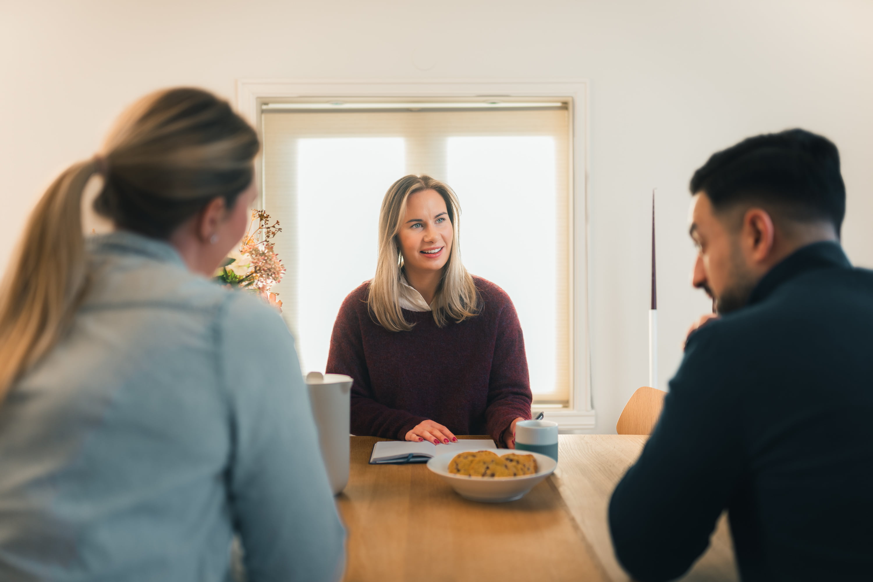 Par som er i samtale med rådgiver.