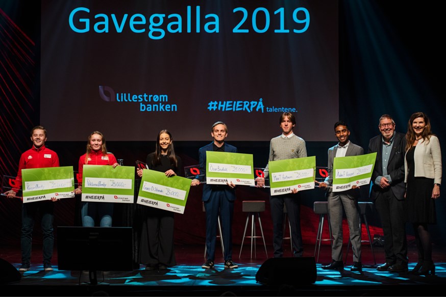 Årets unge talent 2019: Kasper Øverbø, Viktoria Øverbø, Guro Døssland Strande, Oscar Brodahl, Max Tinius Hartmann, Aiden Florence Vincent. Ordfører Ole Jacob Flæten og adm. banksjef Siri Berggreen til høyre i bildet.