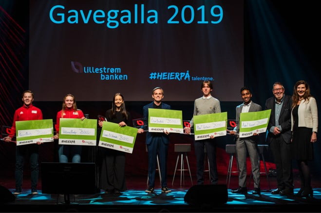 Årets unge talent 2019: Kasper Øverbø, Viktoria Øverbø, Guro Døssland Strande, Oscar Brodahl, Max Tinius Hartmann, Aiden Florence Vincent. Ordfører Ole Jacob Flæten og adm. banksjef Siri Berggreen til høyre i bildet.