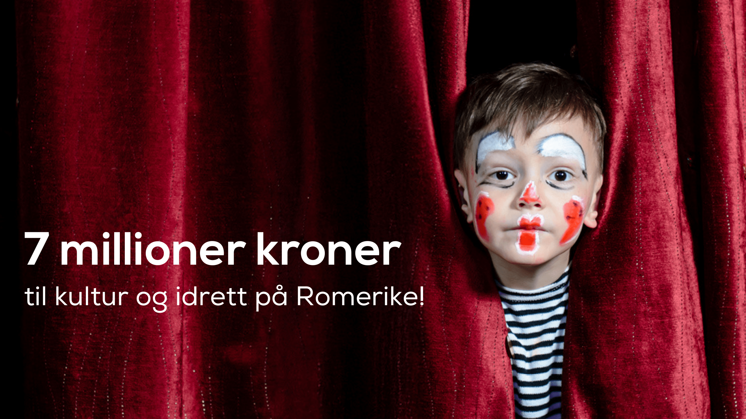 Gutt titter ut fra sceneteppe