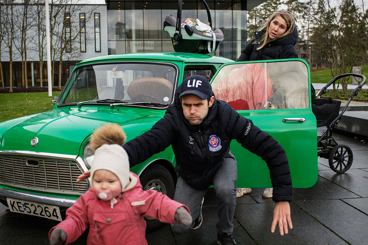 Lite barn løper fra pappa - kaos