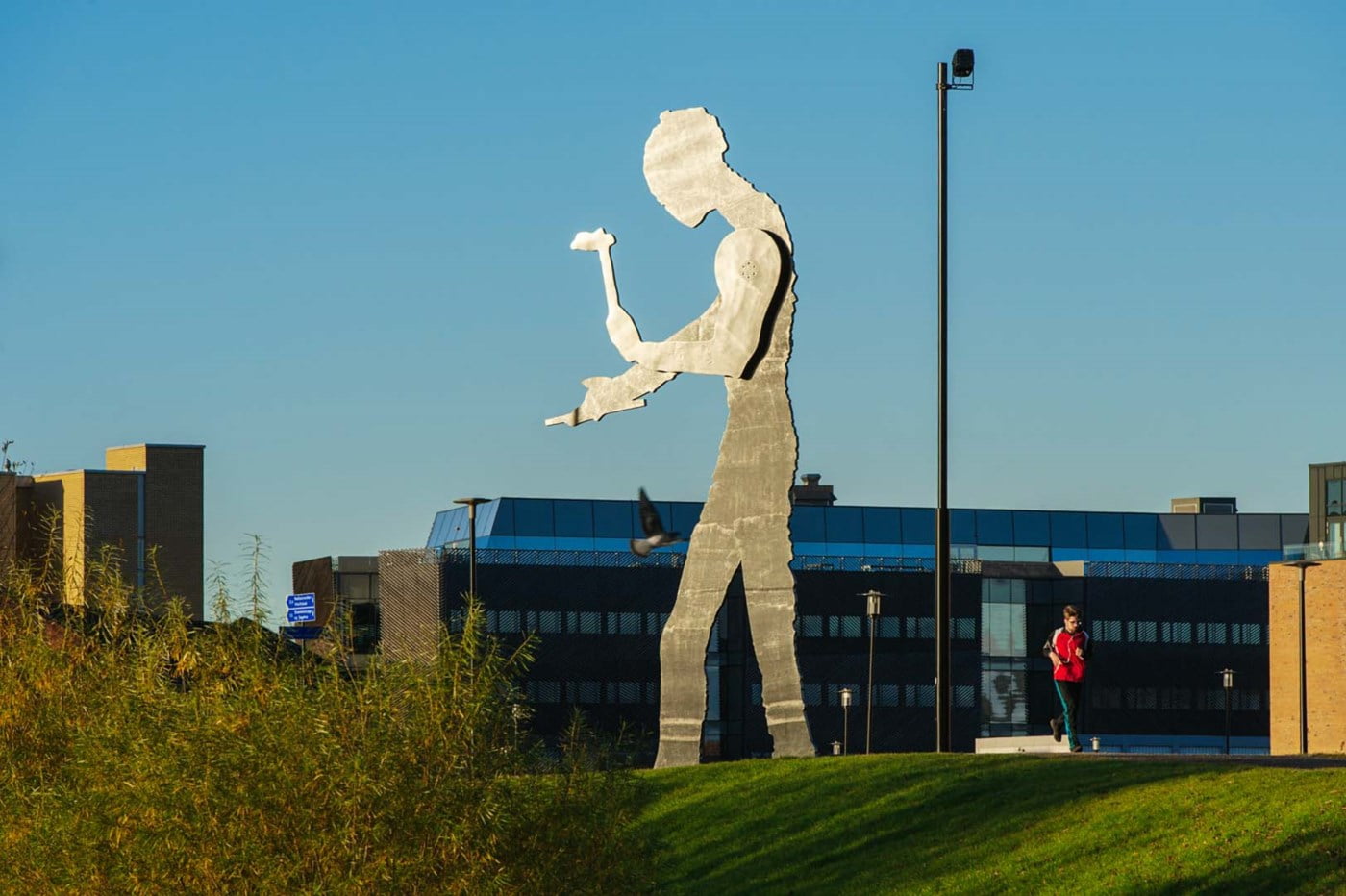 Kreativ statue av en mann med en hammer