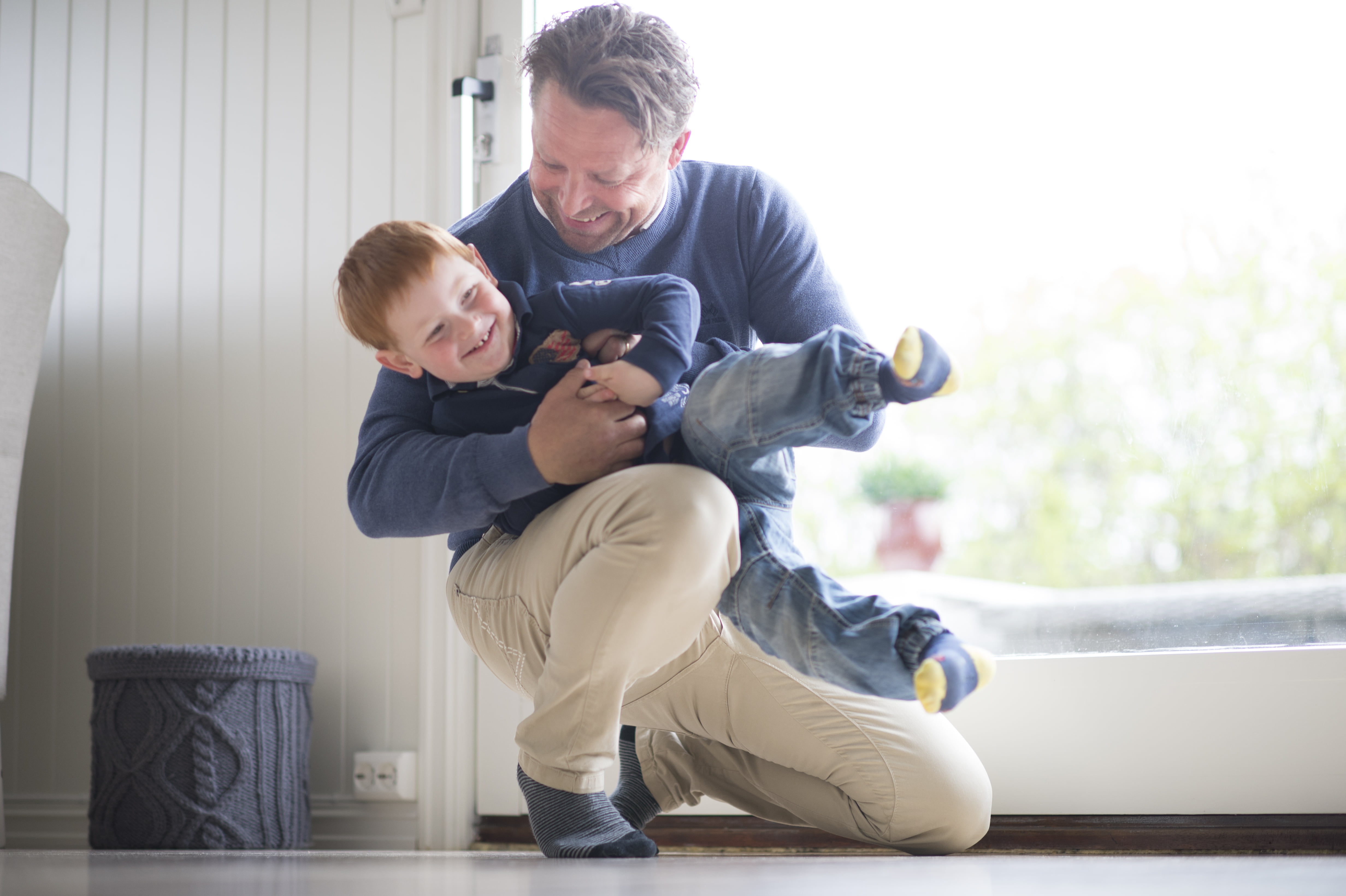 Far leker med sønn på fanget. foto