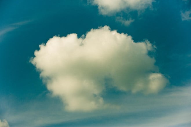 Hvit sky på blå himmel. foto